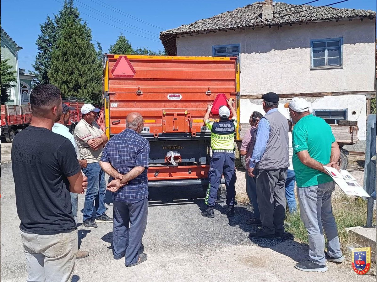 jandarma's tweet photo. Reflektör Tak, Görünür Ol❗

Amasya İl Jandarma Komutanlığı emrinde görevli Trafik Jandarmamız tarafından, traktör sürücülerine yönelik trafik güvenliği eğitimi gerçekleştirildi.

Traktörlerde reflektör ve aydınlatma sistemlerinin doğru ve eksiksiz kullanımı konusunda bilgilendirme yapılarak, özellikle gece ve düşük görüş mesafesinde görünürlüğün artırılmasının hayati önem taşıdığı vurgulandı.

Unutmayın; görünür olmak, güvende olmaktır! 🚜🚔🇹🇷

📍Amasya