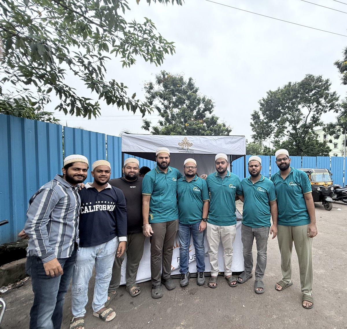 Bohras_India's tweet photo. Our Project Rise volunteers in Cuttack and Bhubaneswar, Odisha, came together near SCB Medical college to serve breakfast to public; aiming to help start the day with care and kindness! https://t.co/hjBeaguCTJ
