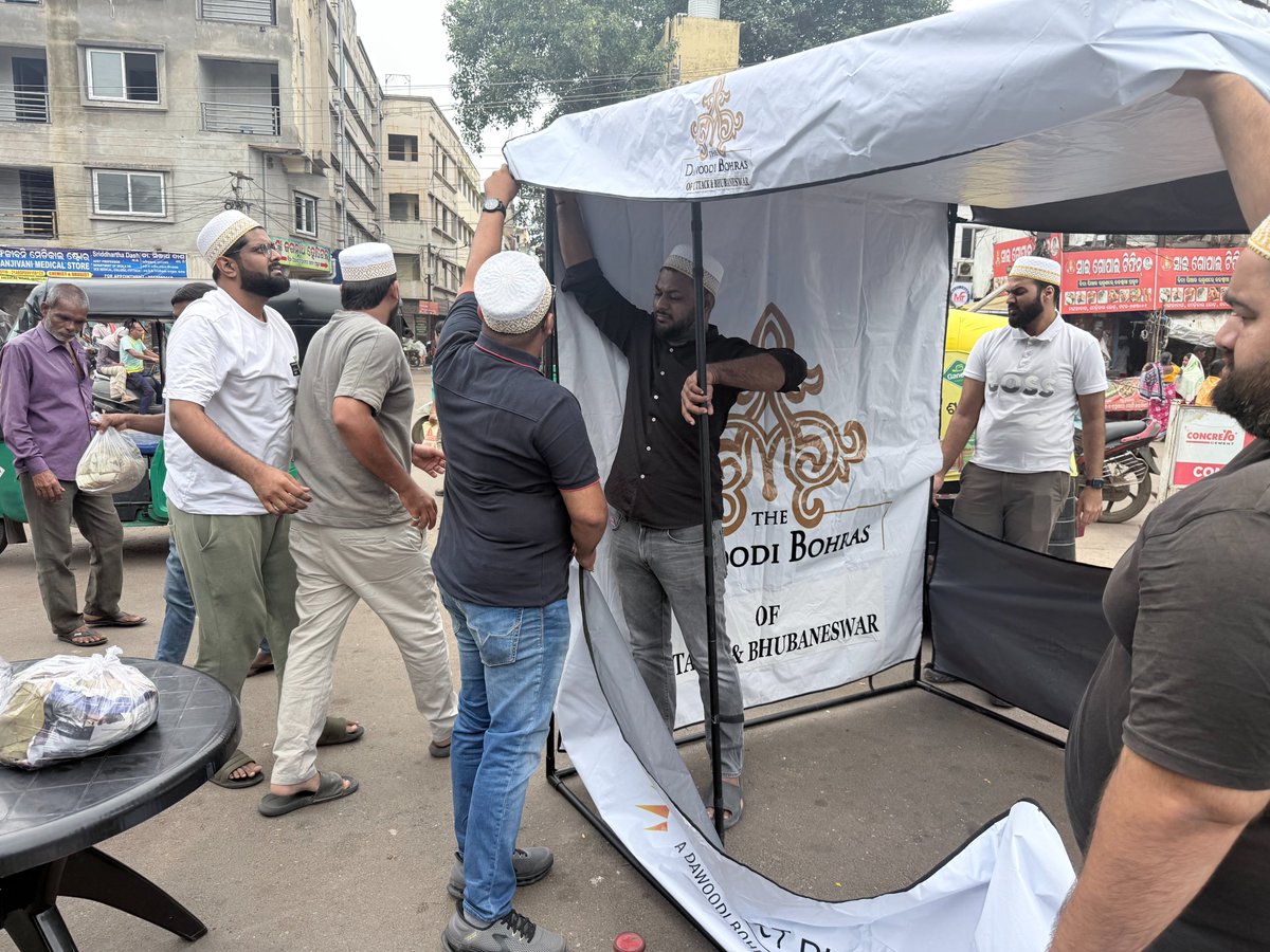 Bohras_India's tweet photo. Our Project Rise volunteers in Cuttack and Bhubaneswar, Odisha, came together near SCB Medical college to serve breakfast to public; aiming to help start the day with care and kindness! https://t.co/hjBeaguCTJ