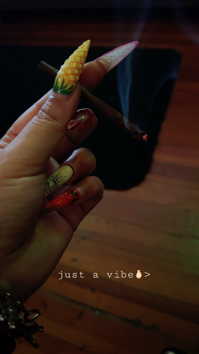 YourSexiiMorena's tweet photo. @the_zig420 Buenos Dรญas #puffpuffpass https://t.co/oMCDA2EbzC