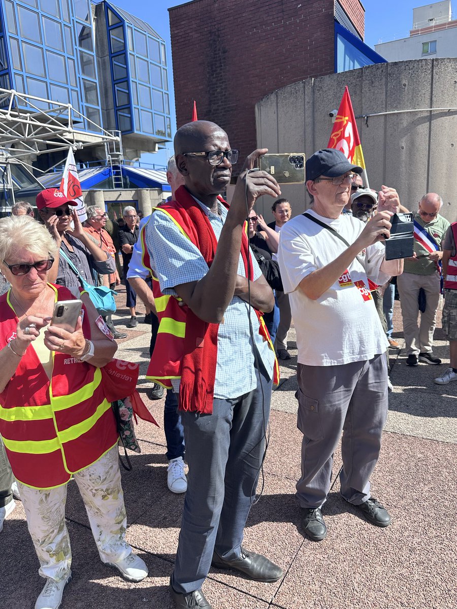 alexiscorbiere's tweet photo. Présent aujourd’hui à Bobigny au rassemblement de soutien à @BKamel secrétaire départemental de la CGT, scandaleusement trainé devant les tribunaux, pour avoir défendu l’emploi , le droit à la santé et le service public.

Solidarité avec @93Cgt https://t.co/1V79mBCcI5
