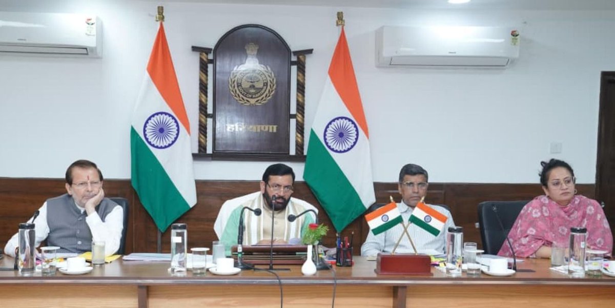 DiprHaryana's tweet photo. हरियाणा सरकार विद्यार्थियों को आधुनिक एवं तकनीकी शिक्षा के बेहतर अवसर उपलब्ध कराने के लिए निरंतर प्रयासरत है। इसी दिशा में सरकार ने विद्यार्थियों के लिए 5 लाख डेटा सिम खरीदने को मंजूरी दी है।

"कक्षा 10वीं से 12वीं तक के विद्यार्थियों को 5 लाख टैबलेट उपलब्ध करवाए जाएंगे। इन टैबलेट के लिए आवश्यक डेटा सिम की खरीद की जाएगी, ताकि विद्यार्थी डिजिटल संसाधनों और ऑनलाइन शिक्षा का प्रभावी ढंग से लाभ उठा सकें।"- श्री @NayabSainiBJP, मुख्यमंत्री

#Haryana #DIPRHaryana #HaryanaCM #NayabSinghSaini