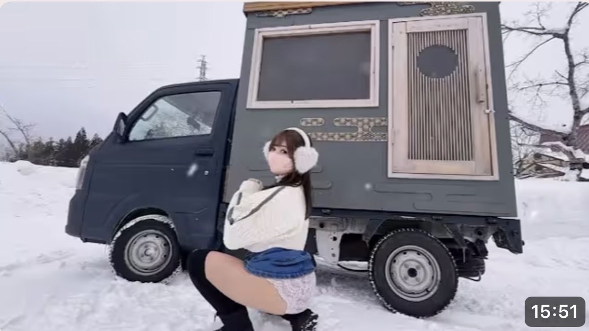 🚚軽トラックの荷台がサウナカー🔥 限界まで温まったあとに そのまま雪へダイブしてみたら…❄️ 👇YouTubeはコチラ👇 寒すぎて大絶叫だったのに、 まさかの絶景パ◯チラが 広がってましたっ🫣💓//