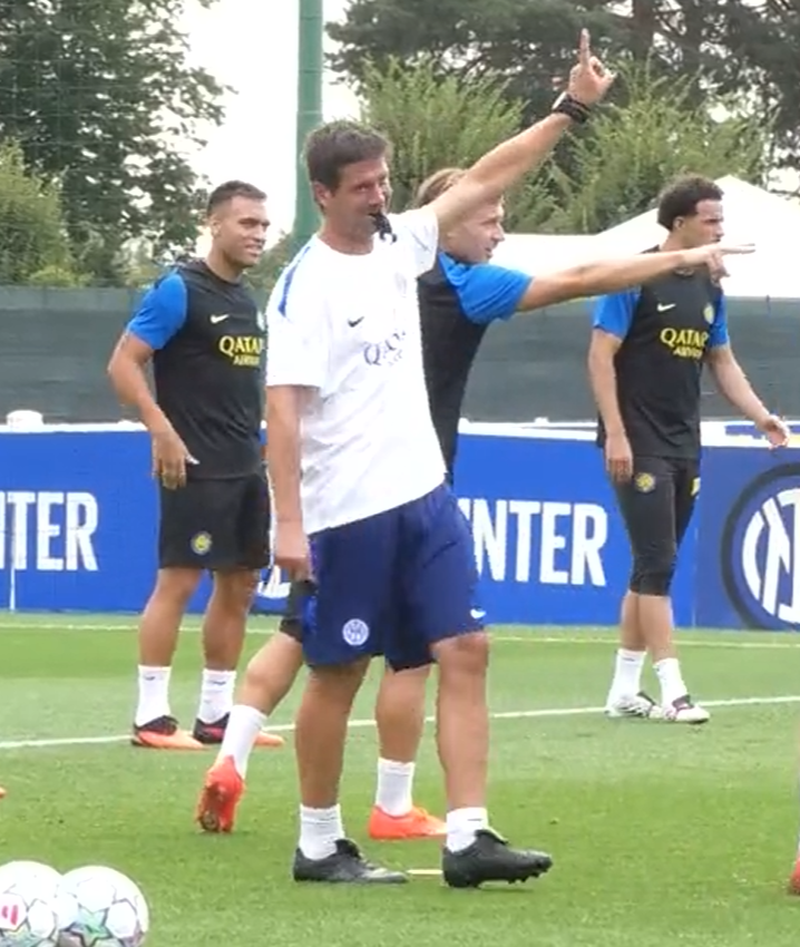 raffaelecaru's tweet photo. Un allenatore parla di scontri diretti anche con Como e Roma e si offendono. Poi Juventus e Milan scendono in campo, una contro l'altra, e regalano uno spettacolo indecoroso. Dimostrando che Chivu aveva straragione. Tra l'altro Como e Roma in Champions, Milan e Juve in Europa League.

Chivu in allenamento scherza su un rigore clamoroso non assegnato in favore all'Inter. Invece di parlare di errore che ha rischiato di penalizzare l'Inter (per ricordare a tutti, il gol del Napoli arriva 50 secondi dopo il tocco di Lobotka), impazziscono per una battuta fatta da Chivu in allenamento con i suoi ragazzi.

Chivu sta mandando tutti al manicomio. In campo e fuori. Good Job Mister