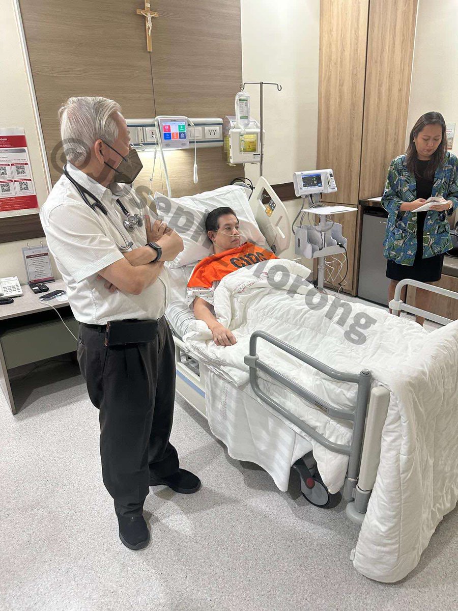 gmanews's tweet photo. TINGNAN: Makikita si dating House Speaker at Leyte Rep. Martin Romualdez na nakahiga sa hospital bed matapos silbihan ng warrant of arrest kaugnay ng ₱7.4-bilyong kasong plunder na may kinalaman sa umano’y anomalya sa flood control projects.

Naghain ng mosyon ang kongresista para sa hospital confinement dahil sa mga iniinda umano niyang karamdaman. | via @Joseph_Morong 

📷: Contributed photo

Bisitahin ang https://t.co/KqDTBMbTQD para sa iba pang balita.