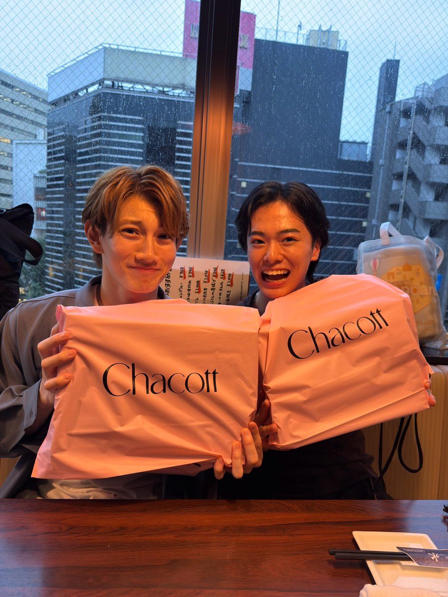 akazawa_taro's tweet photo. #赤澤遼太郎29歳記念公演
全8公演、無事終了いたしました！
ご来場いただいた皆さま、本当にありがとうございました！

たくさんの出会いに恵まれた、とても幸せな公演期間でした。

記念公演に関わってくださった皆さまが、前のめりになってこの作品を一緒に楽しんでくれていたこと。
本当に素敵な座組に恵まれました。

演出・振付、そしてGT役の後藤健流さん！

間違いなく、健流さんのダンスによってこの作品の格が何倍にも膨れ上がっていました。
かっこいい振付、キャッチーでユーモア溢れる演出の数々。
そして毎公演、声を枯らすほど盛り上げてくださって、本当に感謝の気持ちでいっぱいです。

トークコーナーでの瞬発力も、健流さんと一緒にやったダンスコーナーでの即興振付も流石すぎました！
物凄く楽しかったし、たくさん勉強させていただきました。

また何年後かに再演するのも面白いよね〜☺️

そして、各公演のVTRゲストの皆さま！
皆さんのエンタメ力が凄まじく、それぞれの個性が爆発していて、毎公演まったく違う面白さが生まれていました😂
おかげで全8公演、どの回も記憶に残る特別な公演になったと思います。
お忙しい中、快く力を貸してくださり、本当にありがとうございました🥲

そして完走のお祝いに健流さんから、僕と恵那ちゃん、そして健流さん3人お揃いのジャズシューズをプレゼントしていただきました😭
いただいた時は、嬉しくて泣きました。

これはもう、これからも踊りに向き合っていかなければですね！

そして今回のMVP、栁下恵那ちゃん！

8月に二十歳になったばかりとは思えないほど、頼もしくて気持ちのいい俳優でした！
面接官の声だけでなく、毎公演の映像出しまで担当してくれていました。

稽古場からずっとこの記念公演を楽しんでくれて、
「この現場にいられて、とても楽しいです！」
と曇りのない眼差しで伝えてくれたことが、とても嬉しかったです。

僕と健流さんは、恵那ちゃんがこれからもたくさんの方々に愛されていくんだろうなぁと確信しております☺️

そして何より、劇場まで足を運んでくださった皆さま。
皆さんが一緒に笑って、盛り上がって、この記念公演を楽しんでくれたことが本当に嬉しかったです。

お見送りでみんなの満足そうな顔を見るたびに、
「あぁ、記念公演をやって良かったなぁ」
と心から思うことができました。

苦手だったダンスに挑戦する姿を見届けてくれて、そして一緒にこの公演を楽しんでくれて、本当にありがとう。

支えてくださったスタッフの皆さま、そして応援してくださった皆さまのおかげで、29歳の僕にとって大切な宝物になる公演になりました。

そして願わくば、30歳記念公演も特別なものになりますように。

来年も「観に来てよかった！」と思ってもらえる作品を創れるよう、精一杯頑張ります！！！！

本当に、本当にありがとうございました！

#赤澤記念公演
#高崎翔太さんの最高すぎる生霊きてた
#ないた