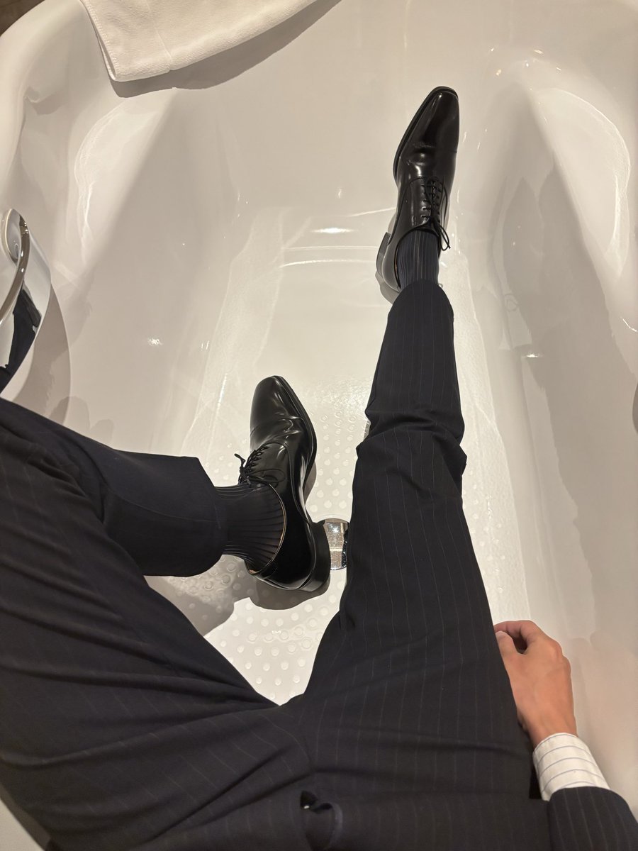 XXXG0731's tweet photo. #正装 #皮鞋丝袜， https://t.co/ktak7dblOR