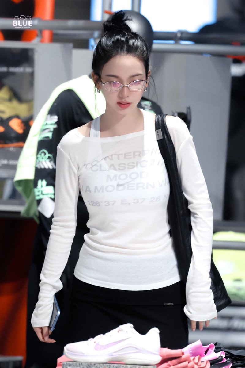 karinaspics's tweet photo. karina looks so hot with glasses https://t.co/Y4dzIiXuwz