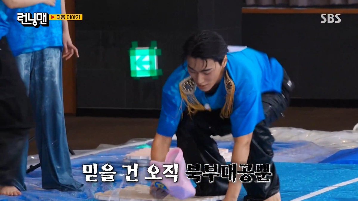 BottomSnLover's tweet photo. So nobody really clocked sn's feet in the promo video for that show? https://t.co/JlBuzJ8J4x