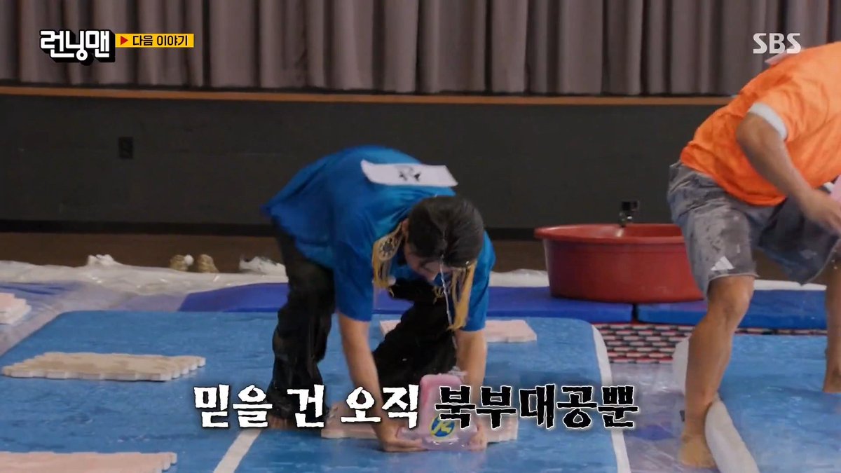BottomSnLover's tweet photo. So nobody really clocked sn's feet in the promo video for that show? https://t.co/JlBuzJ8J4x
