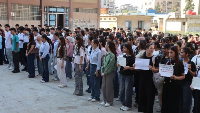 h123j432's tweet photo. Rojava'da Kürtçe eğitim için protestolar ikinci gününde

Rojava’nın Cizîrê bölgesinde öğrenciler Suriye Geçici Hükümeti'nin Kürtçe eğitimi 3 saatle sınırlandırmasına karşı başlattıkları eylemlerini ikinci gününde devam ediyor. https://t.co/U8MBKcX0Jd