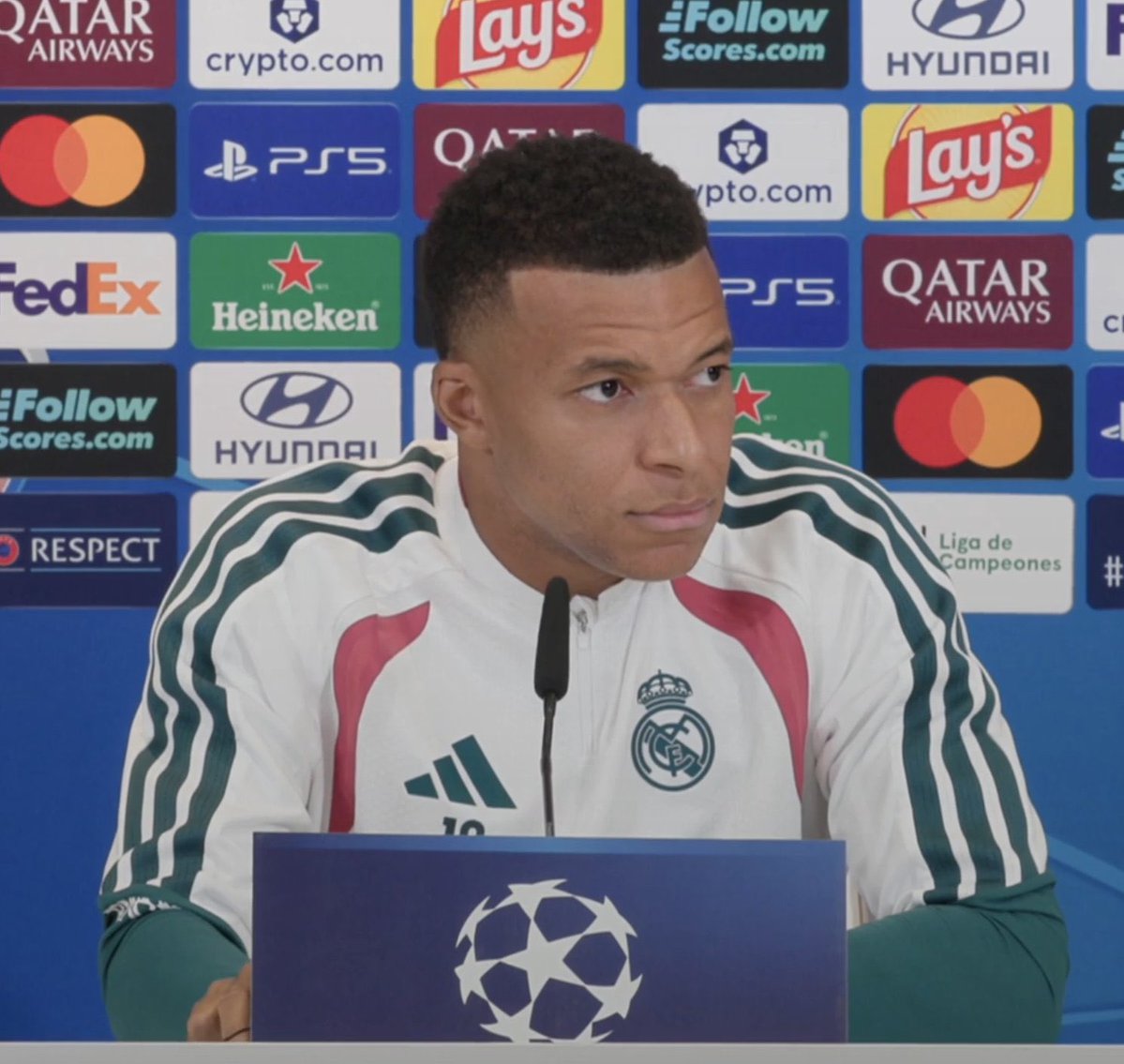 ESnomanu's tweet photo. Tiene cojones que sea Mbappé el que salga a rueda de prensa enfadado, con soberbia y como que el problema es el resto. 

Vino del PSG cobrando el triple que el segundo de la plantilla, a un equipo campeón de Champions y de momento solo hemos tenido 0 títulos, 4 entrenadores distintos y unas vacaciones a mitad de temporada porque el tipo decidió que quería preparar el mundial en marzo. 

Este personaje lo único que se merece es una pitada cada día que demuestre que el problema del Madrid es él, que son muchas por cierto.