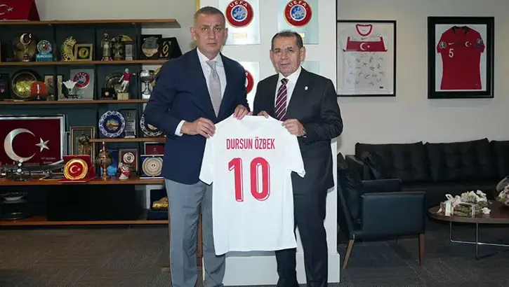 barisbayrakli's tweet photo. Bu Fotoğraf çok Manidar. 
Sn Cumhurbaşkanına kulüp başkanlarının ziyaretinden sonra sn Hacıosmanoğlu'nun suratı çok şey ifade ediyor. #galatasaray , 😀 https://t.co/IHzpS7jTdY