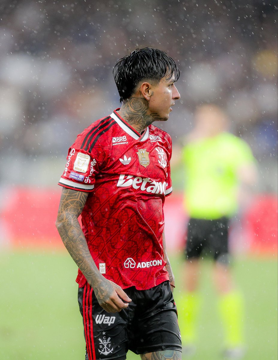 Flamengo's tweet photo. É preciso ter Raça sempre. Mais 3️⃣ pontos! 

#carrosseldapartida https://t.co/PPGH7JBRir