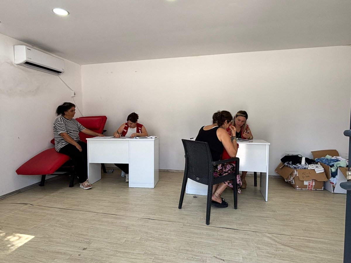 TKHataySubesi's tweet photo. Kızılay Hatay ekiplerimiz, Arsuz ilçesi Kent Meydanı’ndaki irtibat büromuzda vatandaşlarımızı karşılayarak kayıtlarını almaya devam etmektedir. 
Alınan kayıtlar kapsamında hane ziyaretleri gerçekleştiriyor, ihtiyaçları yerinde tespit ediyoruz.
📍Arsuz https://t.co/6HSnD3CJ7N