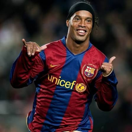 Hemeroteca_FCB's tweet photo. 🔙 Avui fa 2⃣0⃣ anys el Barça presentava a l'ONU el seu acord amb UNICEF i Ronaldinho era nomenat Embaixador de la Pau i l'Esport al Món per l'Organització de les Nacions Unides. https://t.co/ZGcjuocYZZ