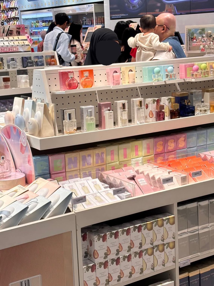 jusingfo's tweet photo. anjr pinter banget marketing parfum ini yaah 😭 tp ngga expect https://t.co/f1gdvOYNqr https://t.co/AGiBK2o4EB