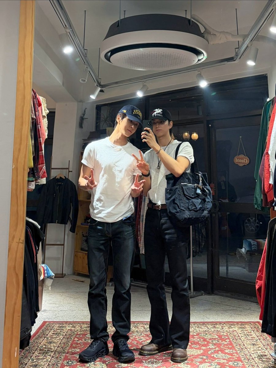 kimbapcutie's tweet photo. connecting the dots... https://t.co/ugH2H0mdVT