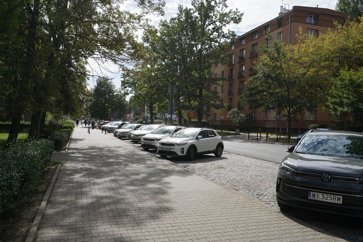 ZDM_Warszawa's tweet photo. Od poniedziałku, 7 września warszawska Strefa Płatnego Parkowania Niestrzeżonego funkcjonuje na nowym obszarze - w rejonie ul. Międzynarodowej na Pradze-Południe. Stanęło tam 17 nowych parkomatów, a strefa obejmuje ok. 900 miejsc postojowych. Dla mieszkańców tego obszaru wydaliśmy już 954 abonamenty, w tym 769 rejonowych i 186 obszarowych.
ℹ️ https://t.co/CxCg9c6U2F