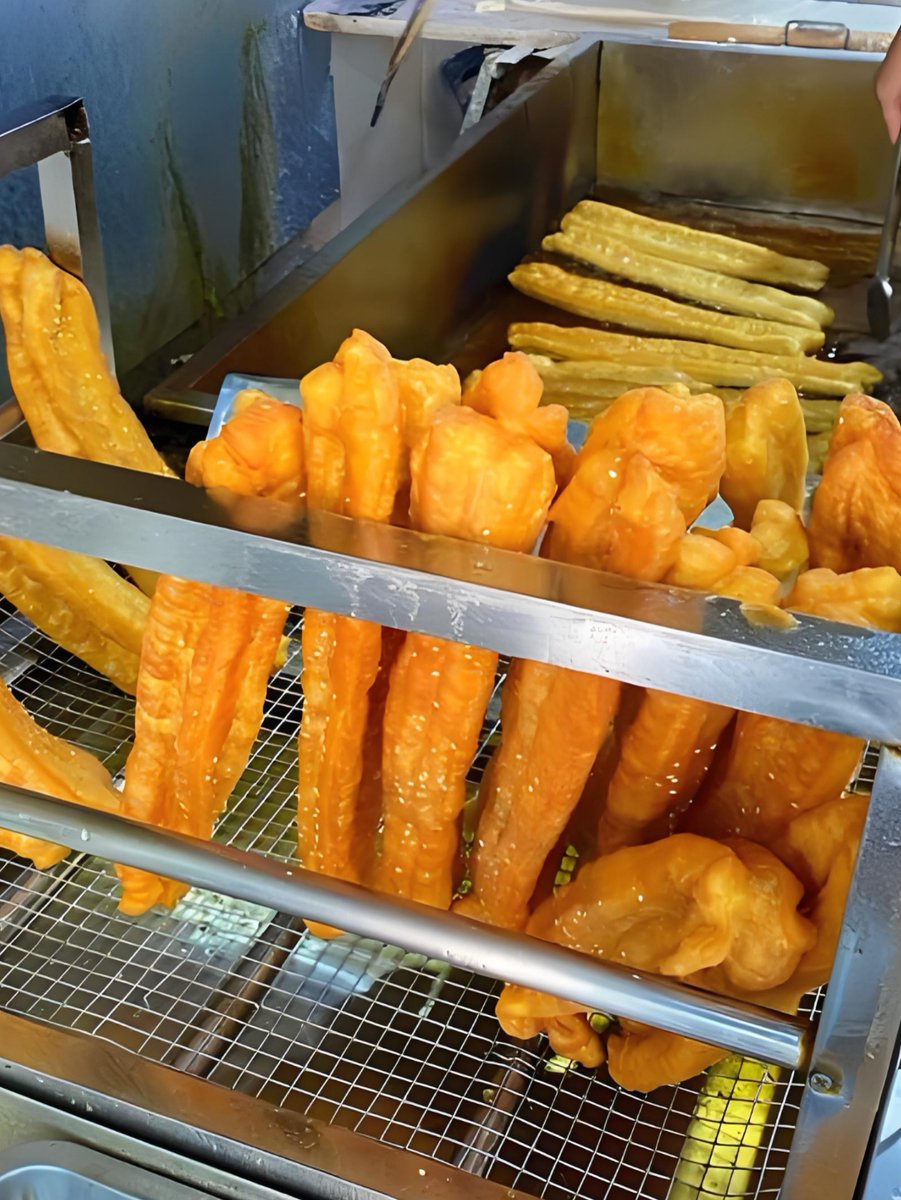 BuseOzturki57o's tweet photo. [Warm and crispy fried dough sticks with soya milk—classic morning street combo that hits different! ]， https://t.co/jbNQJTddCx