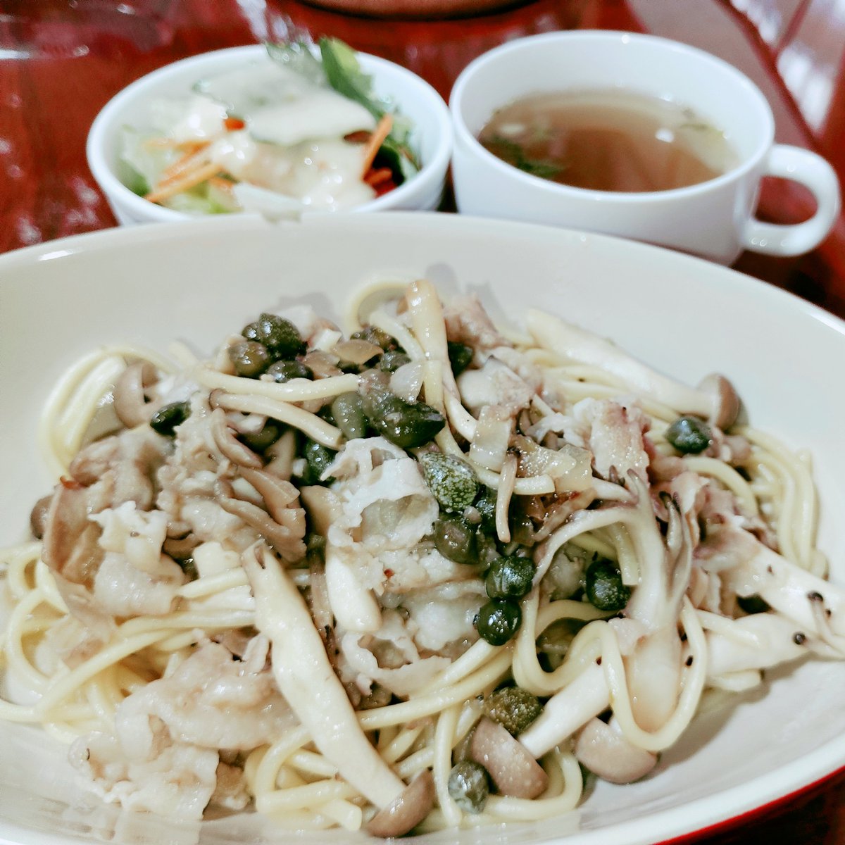 CMin1126's tweet photo. 豚肉ときのこの和風パスタ🎵
ケッパーって酸っぱ塩っぱくて、マリネとかにしか使い道を知らなかったけど、パスタに入っていてめっちゃ美味しかった😆
全然酸っぱ塩っぱくなく、いい塩梅でした🎵
家でもやってみよ～っと❤ https://t.co/uhHHSx7xsz