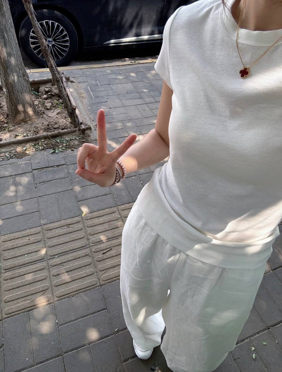 GrasSean's tweet photo. 我想问一下大家约炮后是怎么处理关系的 是互相拉黑还是继续暧昧，还是留好友不联系了？？？ #约炮 https://t.co/AG6gjd1TtP