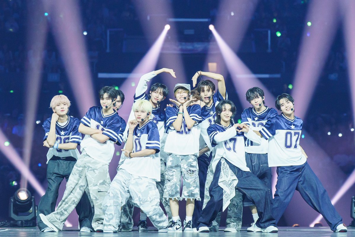 chanee0202's tweet photo. 普通に考えると、KCONか白ジャージかなって思うけど、
大穴で３枚目の衣装もってきそうで1週間怯えてる。 https://t.co/JLNXX6iOPM