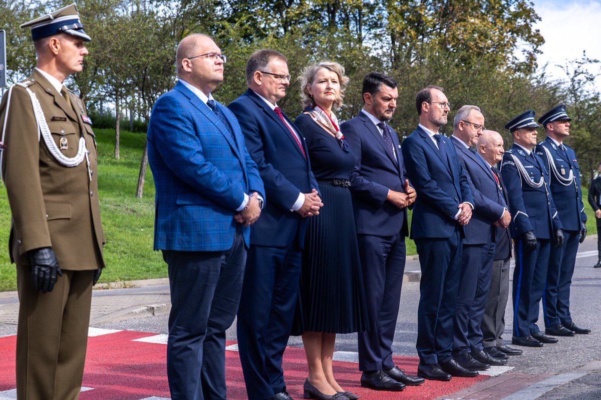 JanKasprzyk's tweet photo. W imieniu @prezydentpl @NawrockiKn uczestniczyłem w uroczystości dedykowanej pamięci Ryszarda Siwca-filozofa, żołnierza Armii Krajowej, który dokonał na Stadionie Dziesięciolecia w 1968 r. aktu samospalenia, protestując wobec agresji wojsk Układu Warszawskiego na Czechosłowację. Jutro przypada 58 rocznica jego śmierci.