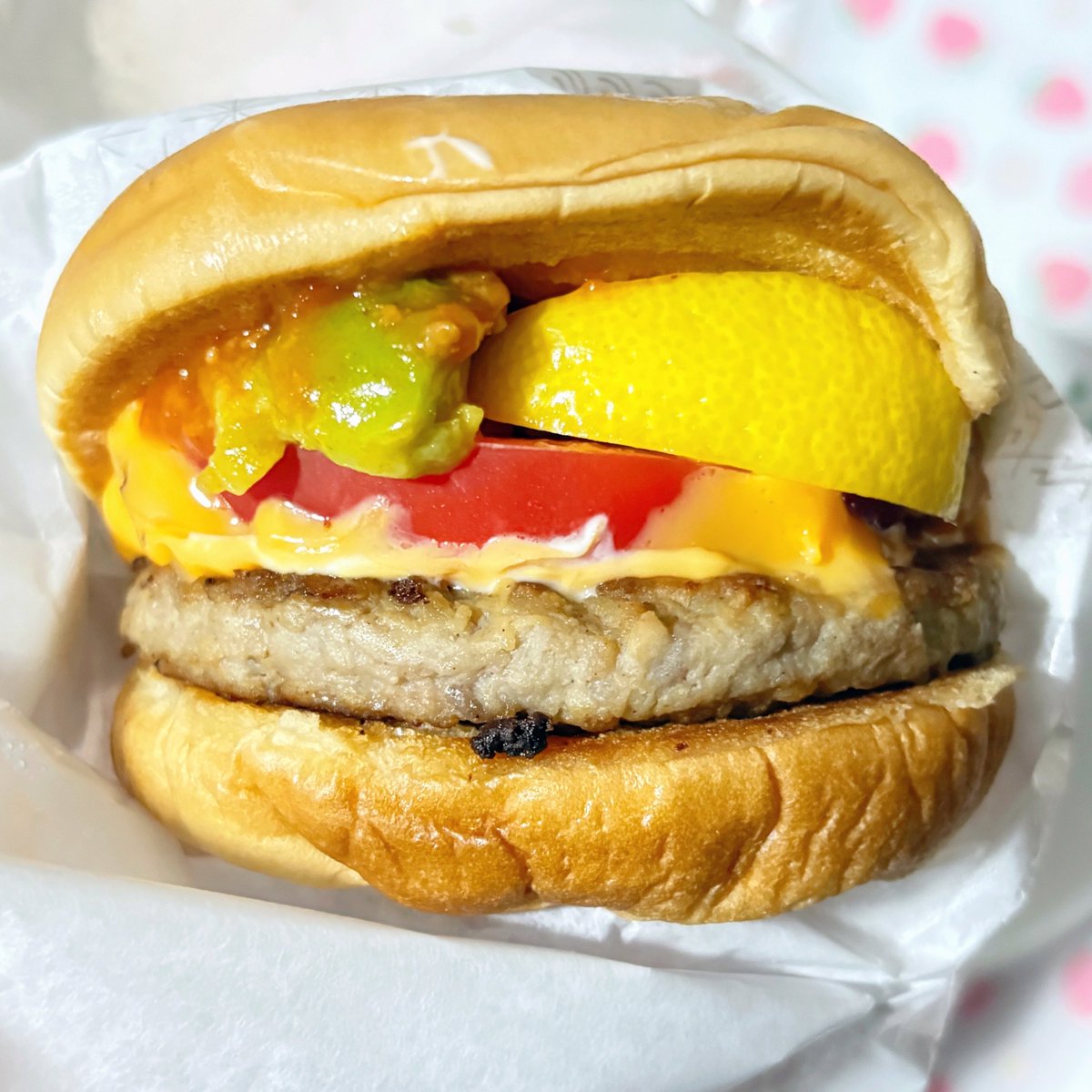 _rose_jail_'s tweet photo. モスバーガーのタコスアボカドバーガーとブラックアンガスビーフバーガーとナゲット🍔
(*´༥`*)ｳﾏｳﾏ💕 https://t.co/shg07PrRwQ