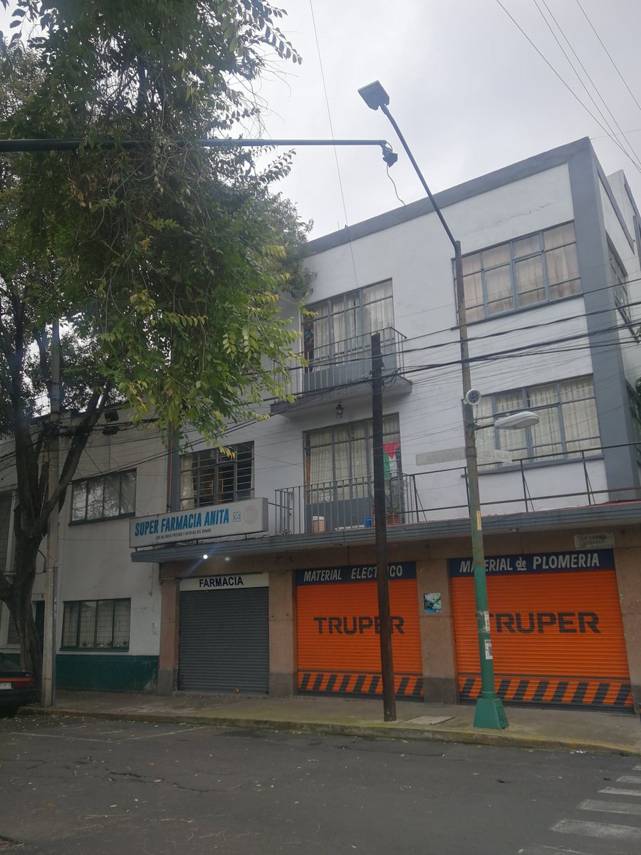 VillaDeCortesBJ's tweet photo. Buen día, @OVIALCDMX y @C5_CDMX.
Reporté ayer la caída de este semáforo en Javier Sorondo esquina Luis G Inclán y nada. 

¿Pueden venir a arreglarlo?
Por favor. 
No sabemos qué pasó, si alguien se estrelló pero no hay marcas de nada o el peso cedió ante la humedad del suelo. https://t.co/pRERoVDWxI