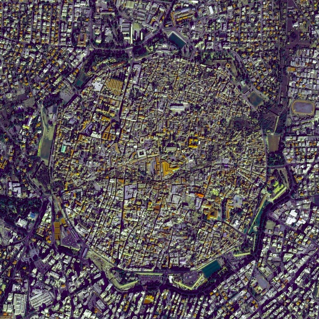 ForadeMapa's tweet photo. Pra semana o @RCCelta xoga contra o Omonia de Nicosia, unha cidade que coñecemos ben.  

Se ides viaxar pro partido ou queredes saber máis sobre a capital de 🇨🇾, deixámosvos un fío coa historia, consellos e monumentos da única capital dividida de 🇪🇺

Agradécese difusión. https://t.co/Bw1bd3EwGG