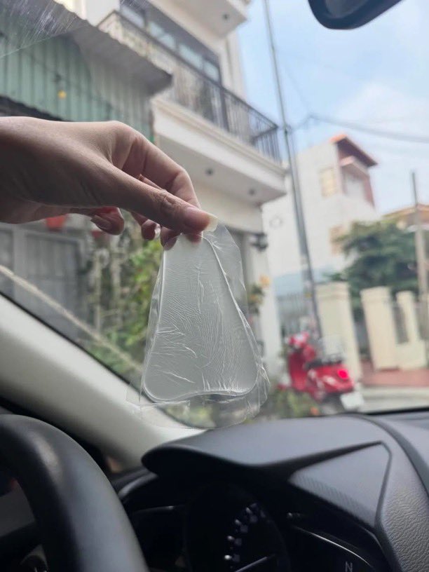 spoiledcaroline's tweet photo. Took my boyfriend’s car this morning and found this on the seat… I have been staring at it and I still don’t know what it is. Somebody explain before I start thinking 😭🙏 https://t.co/dyP8MYxQ6h