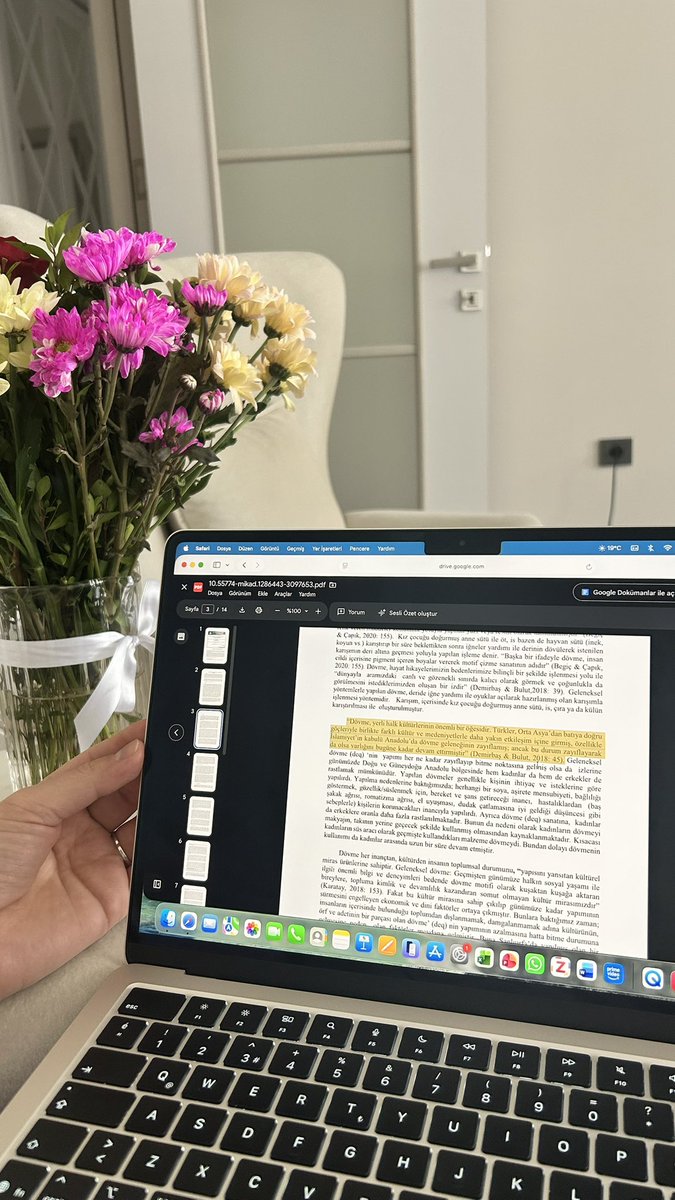 polathaalide's tweet photo. bugünkü literatür taramalarını çiçeklerim ve tabii ki tez aşamasının en değerli oyuncusu kahvemle sürdürüyorum. güzel ama yorucu bir yolculuk…sonu da güzel olursa değmeyin keyfimize!💘 https://t.co/kT75KfEzAd