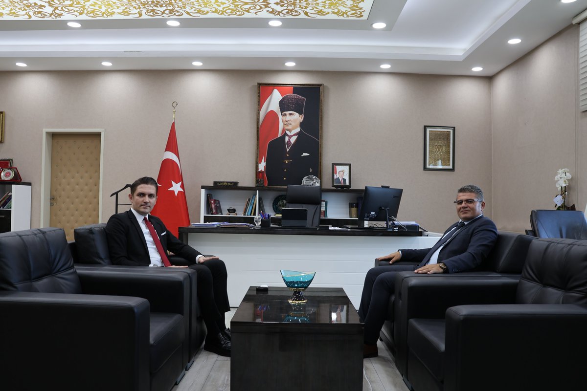g_kozlu's tweet photo. 📍 Kozlu Kaymakamlığı / Hayırlı Olsun Ziyareti
Zonguldak İl Meteoroloji Müdürü Arif Özkan MARAŞLI, Kaymakamımız Sayın Evren ÇAKIR’ı makamında ziyaret ederek hayırlı olsun dileklerini ilettiler.

Sayın Kaymakamımız nazik ziyaretleri için teşekkür etti.

@TC_icisleri @TC_Zonguldak https://t.co/wPF6ex5q2q