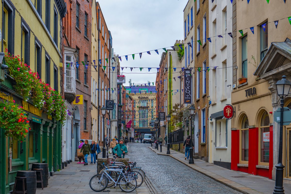 lonelyplanetfr's tweet photo. Vous pensez connaître #Dublin ? Détrompez-vous ! 🍀

Dublinois de naissance, notre auteur vous dévoile les petits secrets, codes et particularités de sa ville natale… 😉

Voici 13 choses à savoir avant de visiter la #capitale #irlandaise ➡️ https://t.co/NiNEy52oJ3 https://t.co/vlba7fnAhl