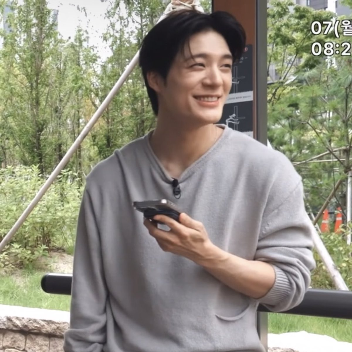 FILESLJN's tweet photo. #jeno's reaction to jaemin laughing hysterically 😭😭😭 https://t.co/bPSFSdCw7i