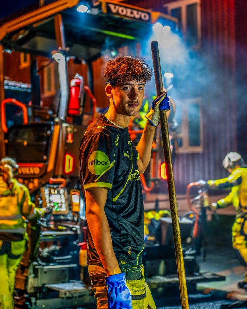 eurofootcom's tweet photo. 🥹🇳🇴 There is a SPECIAL story behind Bodø/Glimt's new third kit for the 2026/27 season. 👕 

The shirt has heen totally dedicated to those who keep Norway moving throughout the night... like healthcare workers, ferry crews, taxi drivers, bakers, airport teams and bus drivers. 

The fluorescent yellow stripe on the shirt is inspired by workers who need to be visible in the dark. 

Truly beautiful. What an idea. 💛🖤