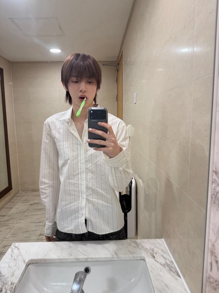 belovedkeju's tweet photo. tiap jju mirror selca gak pernah gak cakep.... effortlessly cakep, ganteng, keren bgt 😭 https://t.co/4VBQXFfttb
