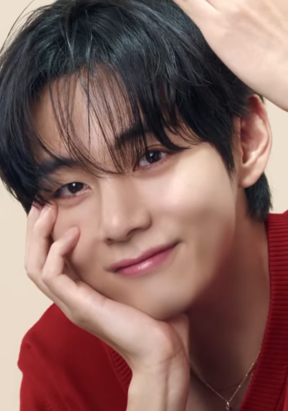 Kkorepo's tweet photo. 「#BTS」#V、興味深そうな眼差しと仕草が微笑み誘う（動画あり） 
🔗https://t.co/PdgfMnmMKZ https://t.co/lO27pzbbDN