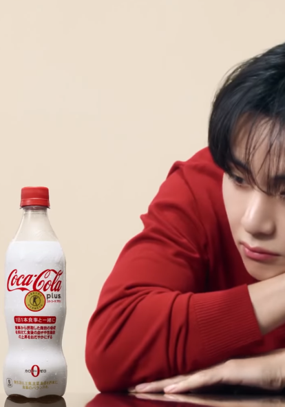Kkorepo's tweet photo. 「#BTS」#V、興味深そうな眼差しと仕草が微笑み誘う（動画あり） 
🔗https://t.co/PdgfMnmMKZ https://t.co/lO27pzbbDN