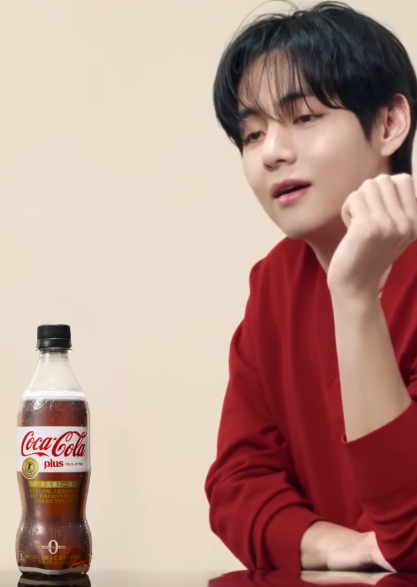 Kkorepo's tweet photo. 「#BTS」#V、興味深そうな眼差しと仕草が微笑み誘う（動画あり） 
🔗https://t.co/PdgfMnmMKZ https://t.co/lO27pzbbDN