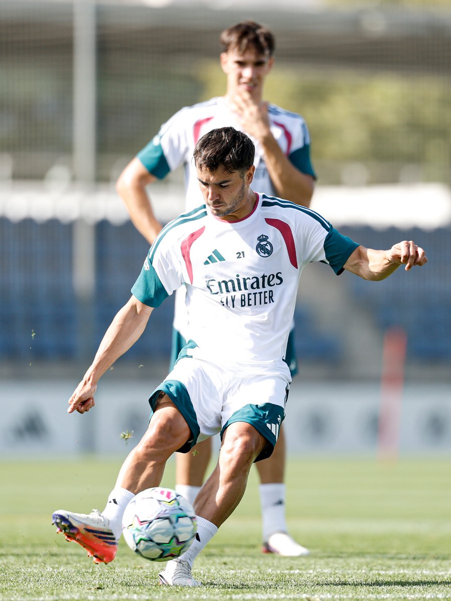 realmadridfra's tweet photo. 👟💥 https://t.co/Z9CW0Jeznr