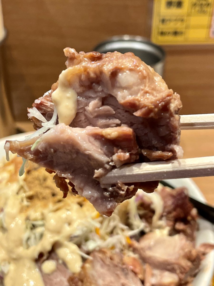 Kazuminmen's tweet photo. 豚山さんの冷し中華2026も今月で終了。食べ収めに行って参りました。
肉多めに食べたかったので小ぶた全マシアレ。
この日はアレは山椒。ぶっカリーも注文したので粉系味変になりました。
山椒とガリマヨ、合うかな？と思っていたがジャンキーさが増して美味い美味い。
こりゃもう一回食べ収めかな？ https://t.co/DrZG8KIOXI
