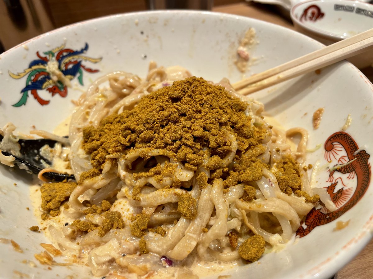 Kazuminmen's tweet photo. 豚山さんの冷し中華2026も今月で終了。食べ収めに行って参りました。
肉多めに食べたかったので小ぶた全マシアレ。
この日はアレは山椒。ぶっカリーも注文したので粉系味変になりました。
山椒とガリマヨ、合うかな？と思っていたがジャンキーさが増して美味い美味い。
こりゃもう一回食べ収めかな？ https://t.co/DrZG8KIOXI