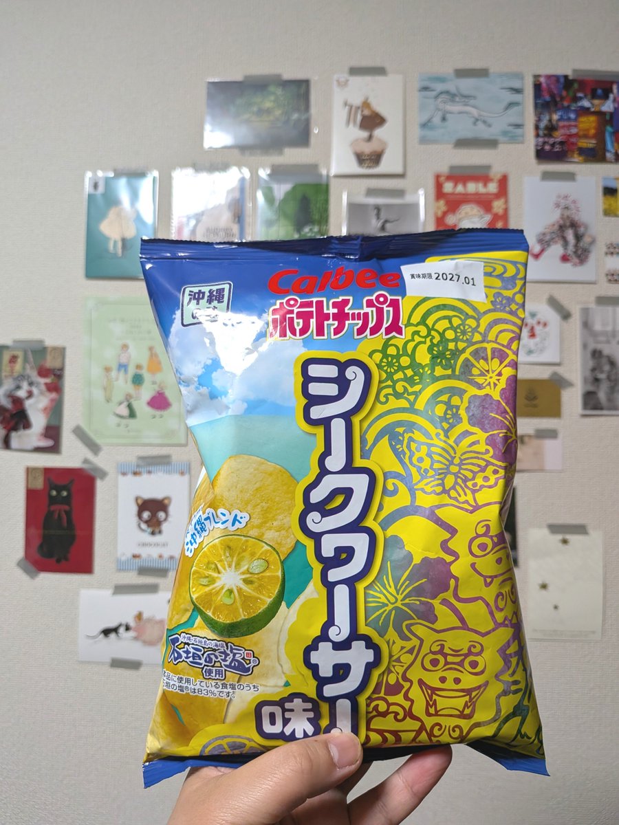 _shokochannel's tweet photo. 沖縄に行く先輩に「これ紗栄子がおすすめしてたんで食べてきてください」って言ってたポテチ、出勤したら手渡されてびっくりしたんだけど、先輩の近所のスーパーで沖縄物産展しててそこに並んでたらしい。おいしい。 https://t.co/HEVNBzOsuc