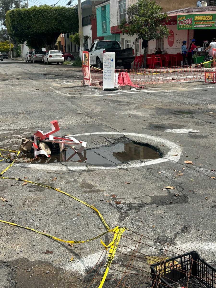 BitacoraPol's tweet photo. Me informan que vecinos tapatíos hacen lo que le corresponde al @GuadalajaraGob 

“Calle Gómez de Mendiola esquina con calle José Maria Gómez, los vecinos se organizan para poner señales de alerta en la calle destruida, para que no haya accidentes con automovilistas y peatones”. https://t.co/dOKsWUUsUX