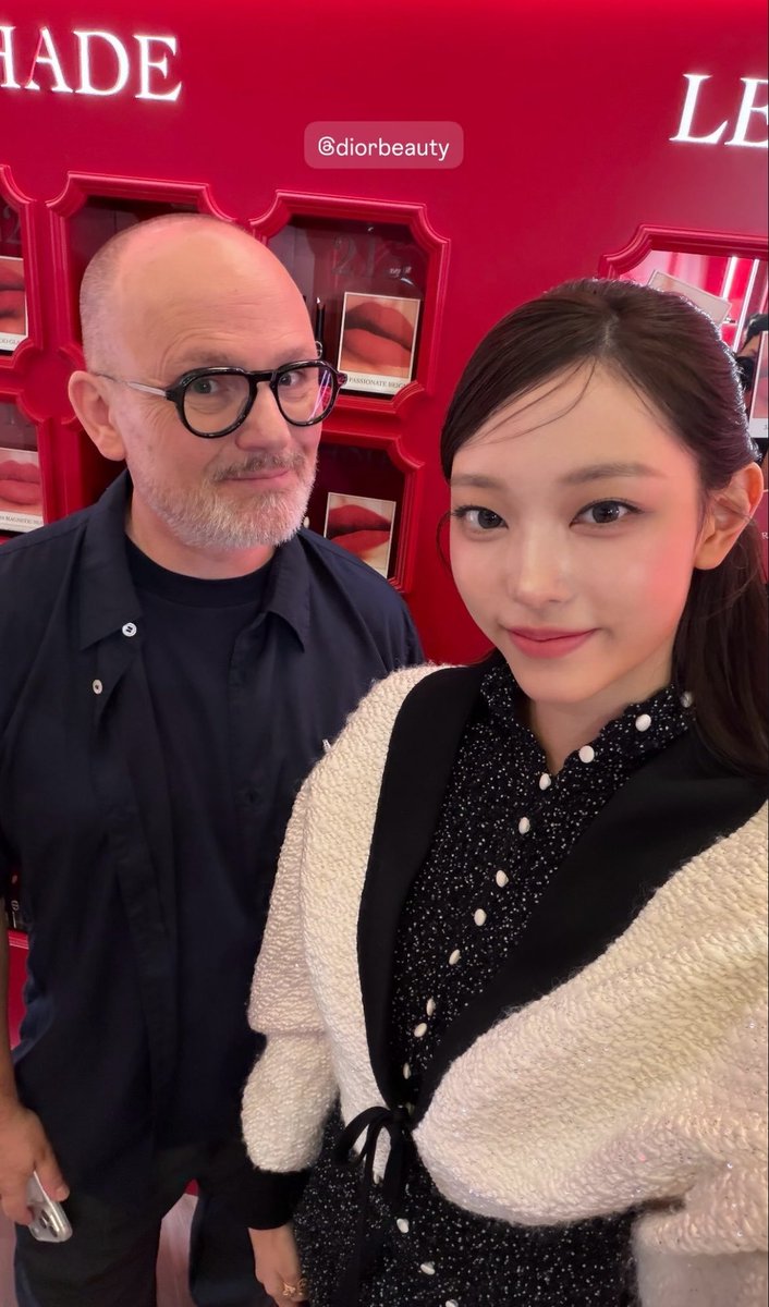 PortalHaerin's tweet photo. 📸| Haerin junto do Diretor Criativo e de Imagem da Dior Beauty, Peter Phillips.

#NJZ #HAERIN @NJZ_official https://t.co/z5QIwwL2rq