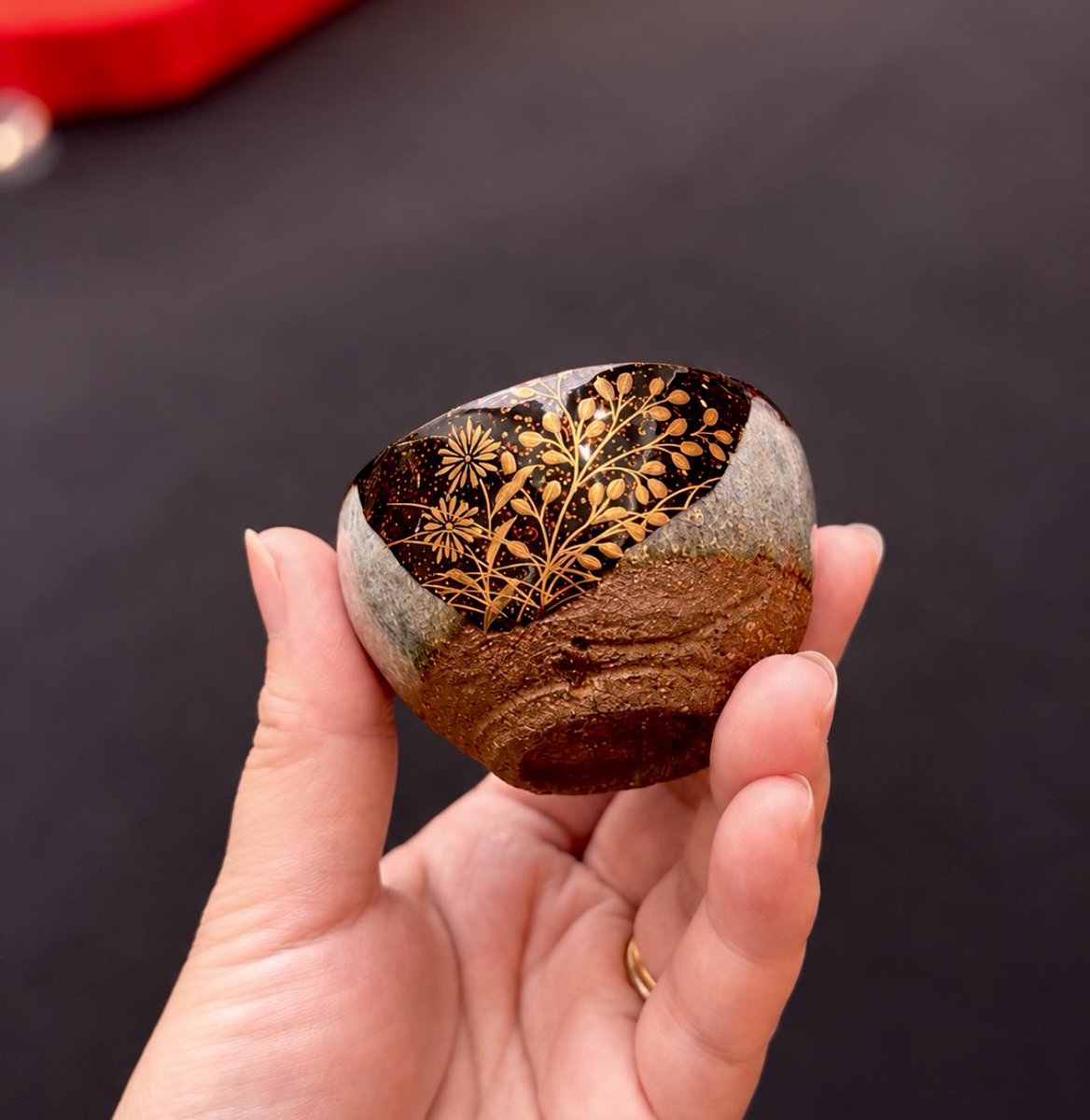 MegumiShimamoto's tweet photo. 今回は私が作った変わり種の金継ぎも持っていかせて頂きました、お友達の陶芸家さん＠OfficialKeiasai に提供して頂いた欠けてしまった陶器達。欠損部分を漆で埋めて、蒔絵を施してみました。
好評で嬉しかったです💕 https://t.co/bbMOAnpWI3