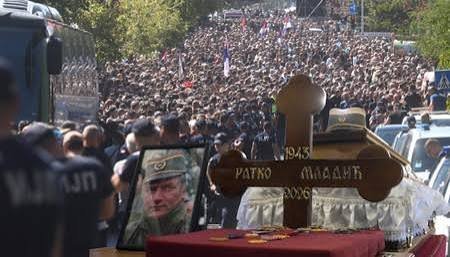 GranoSapientia's tweet photo. "Priznajem samo sud svoga naroda"- rekao je general Mladić !

A narod mu je danas pokazao kako mu "presuđuje" !

Slava ti generale i carstvo nebesko ! https://t.co/haGSTR37FZ