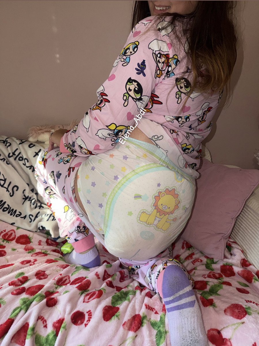 ElenaAbdl's tweet photo. And Elena proudly showed off her diaper to her Daddy when he picked her up from that sleepover bc she knew exactly what would happen if he got a report about her wetting the bed yet again 🥹😌 https://t.co/pH2r6OPnjx